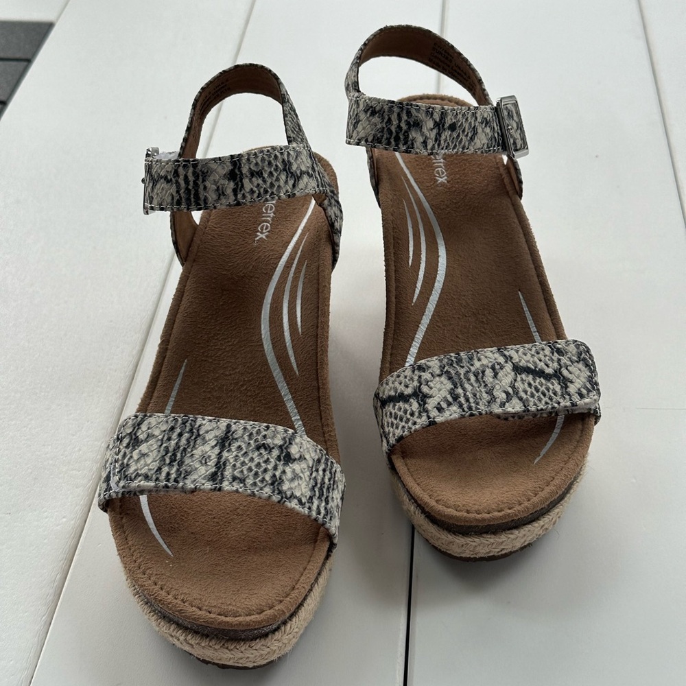 Aetrex leather sandals snake print size 39 only worn few times